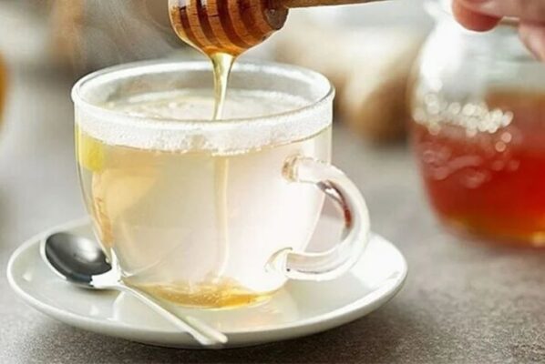 Uống mật ong pha với nước ấm vào buổi sáng