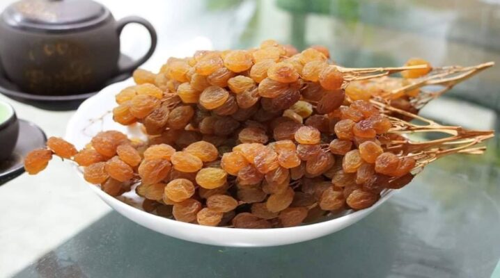 Nho khô nguyên cành (Sun-Dried Raisins on Vine)